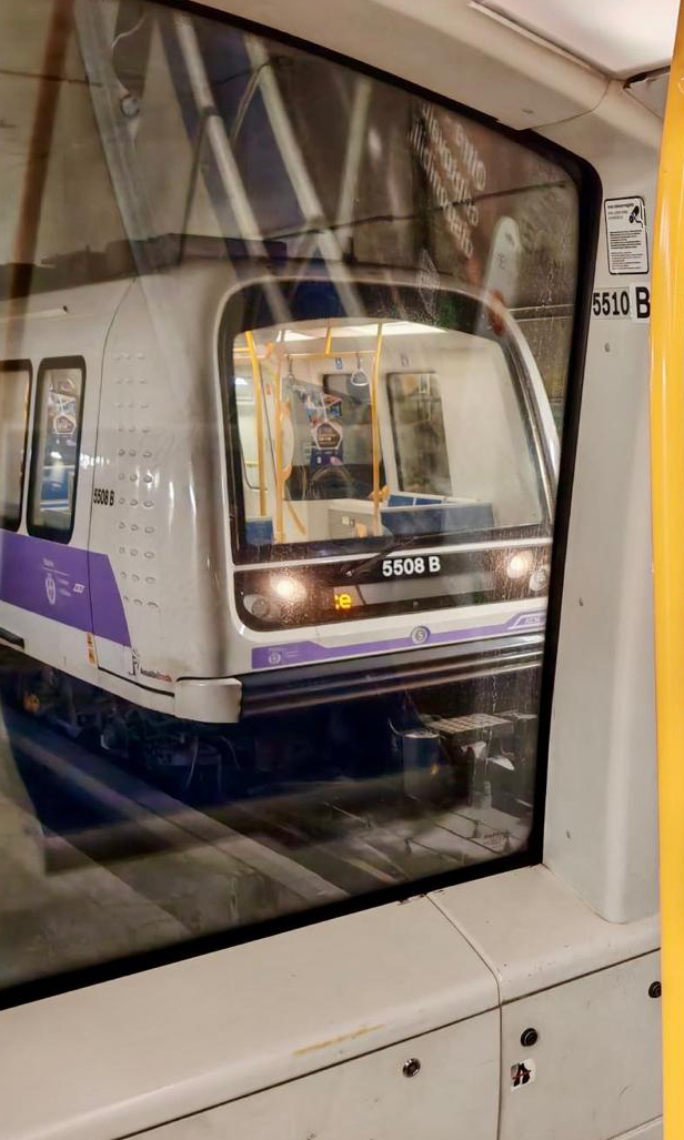 Treno in arrivo nella stazione Tre Torri CityLife
