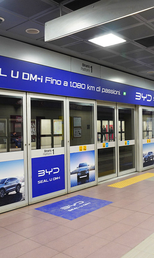Banchina della stazione San Siro Stadio allestita BYD