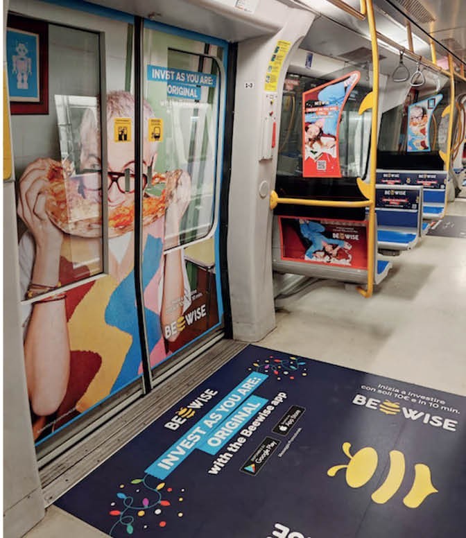 Allestimento Light Immersive BEEwise con porte decorate su un vagone M5