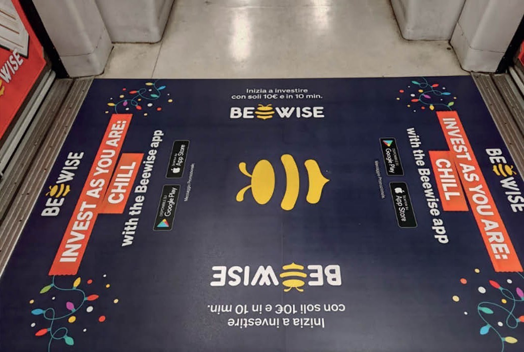 Allestimento Light Immersive BEEwise calpestabile su un vagone M5