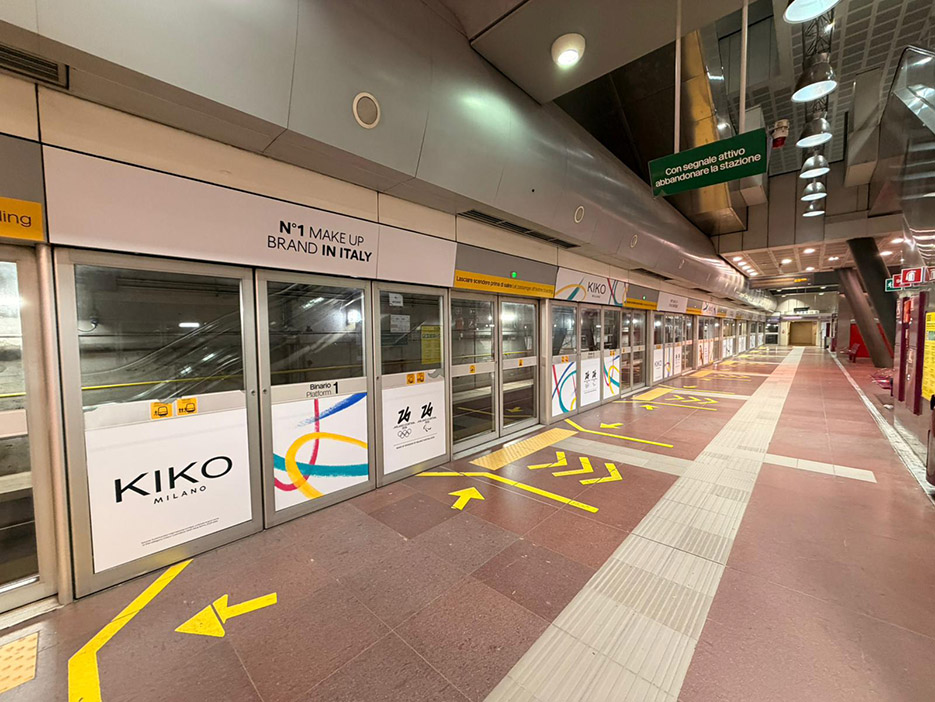 Banchina della stazione Garibaldi M5 allestita KIKO Milano per le Olimpiadi MI.CO. 2026