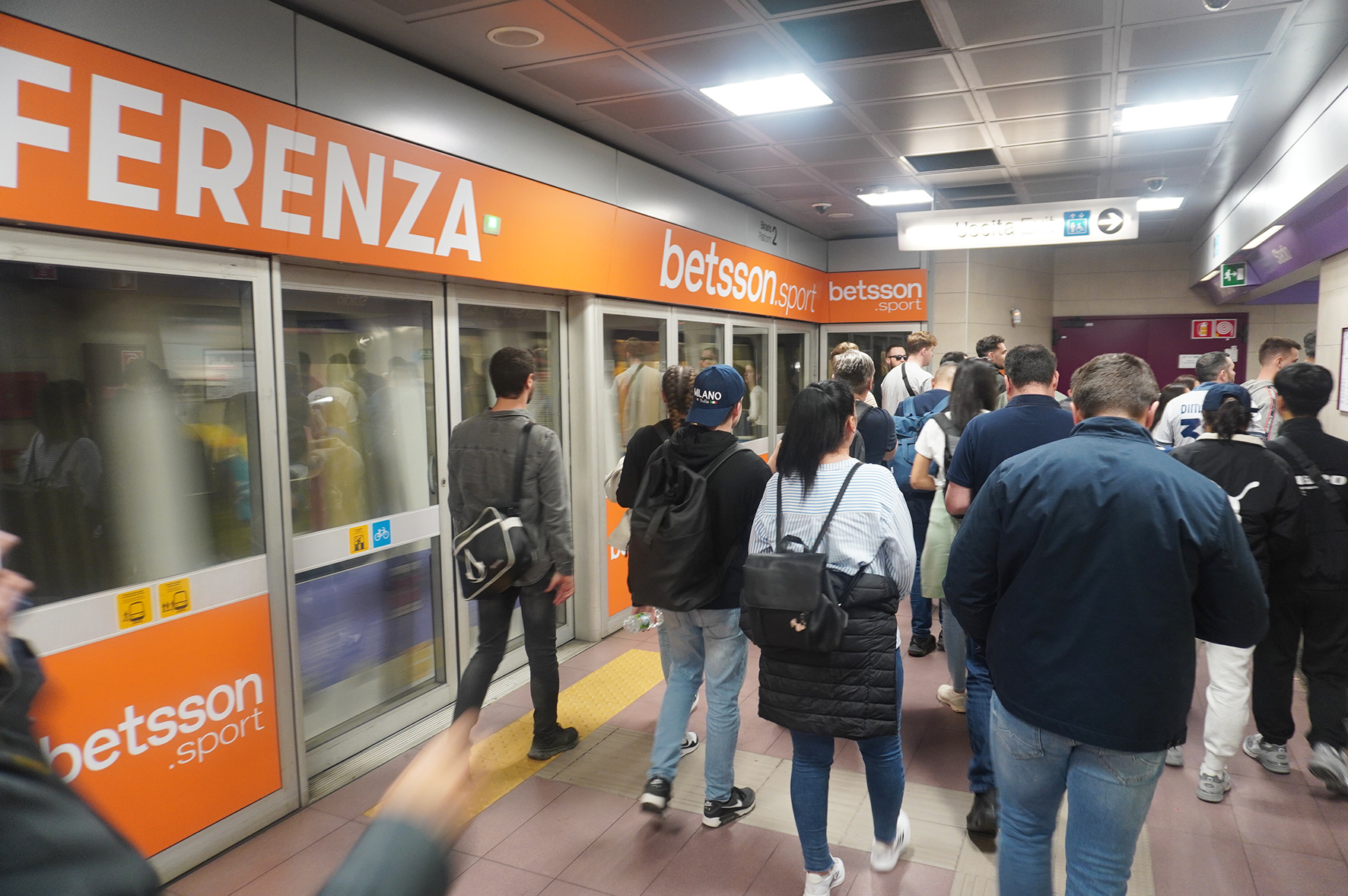 Allestimento betsson.sport sulla banchina della stazione San Siro Stadio M5