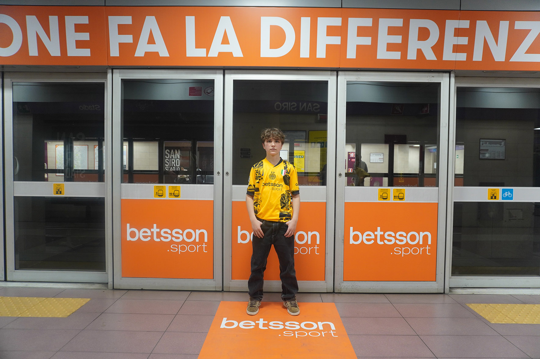 Allestimento betsson.sport pensilina esterna stazione San Siro Stadio M5