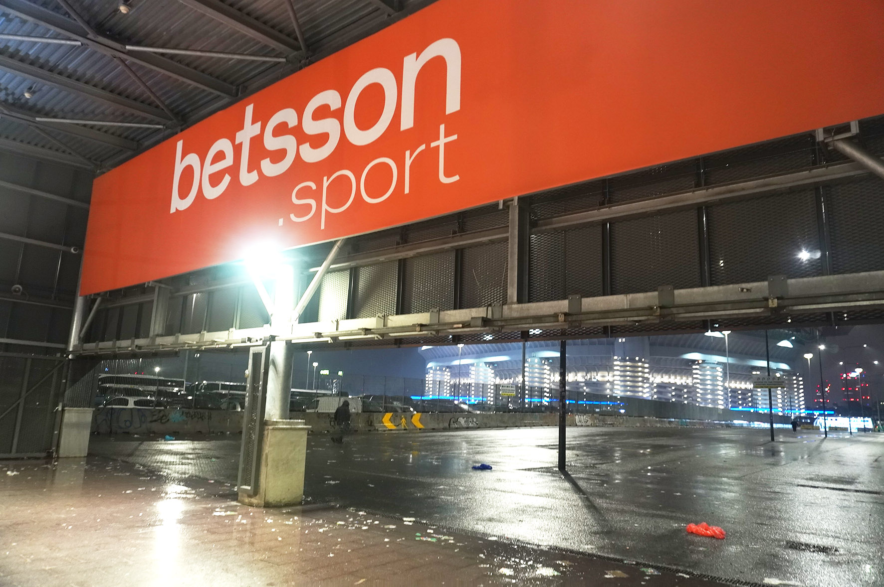 Allestimento betsson.sport porte banchina stazione San Siro Stadio M5