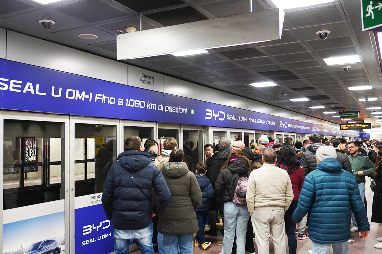 Banchina della stazione metro San Siro Stadio M5 allestita BYD