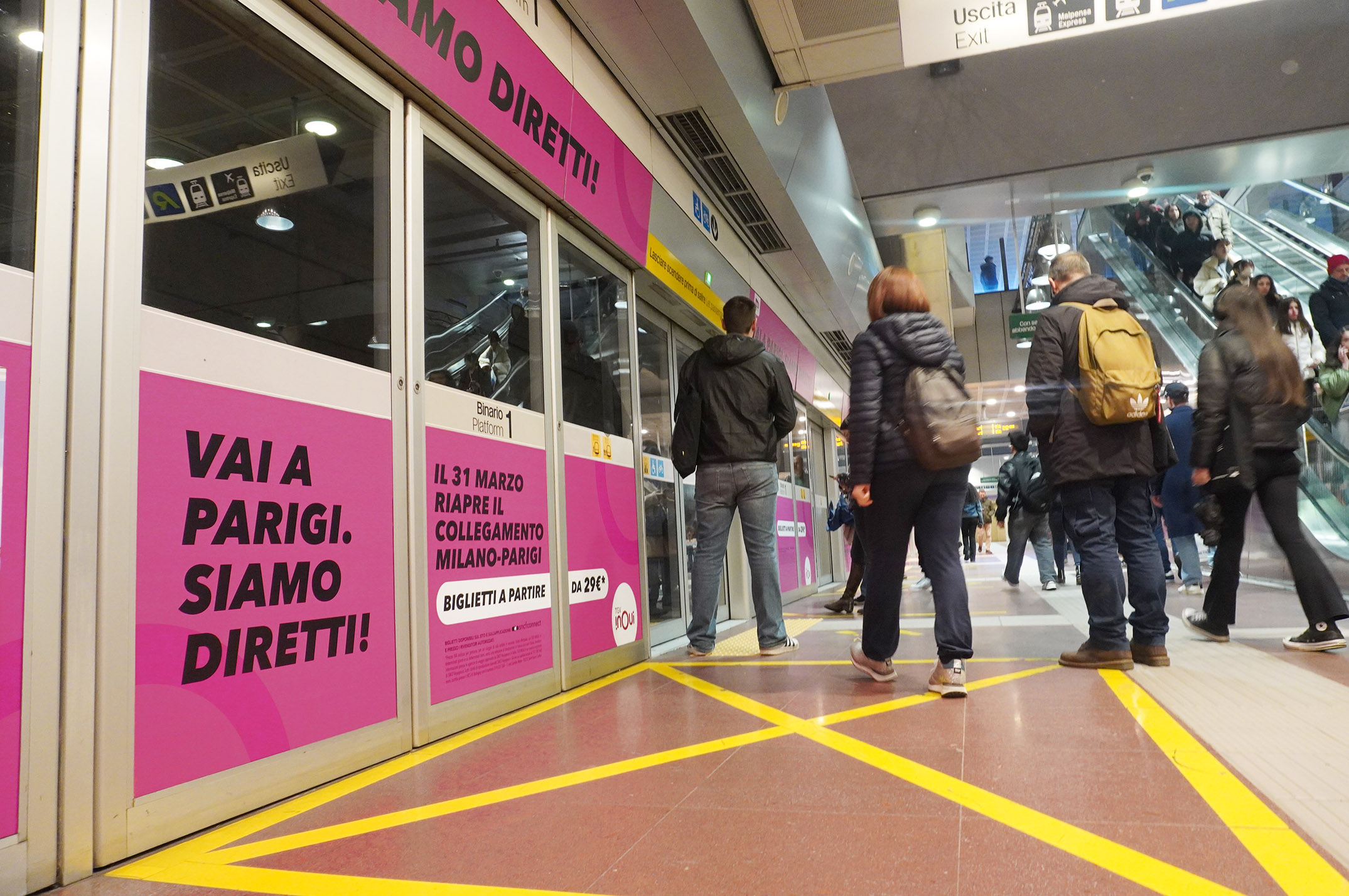 Mezzanino di una stazione della Metropolitana M5 allestito