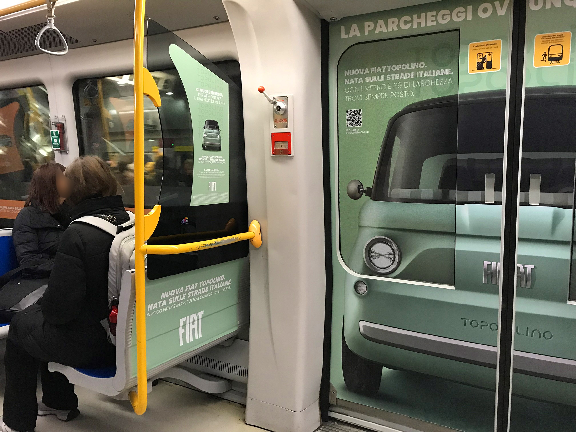 Allestimento a bordo di un treno M5 con passeggeri