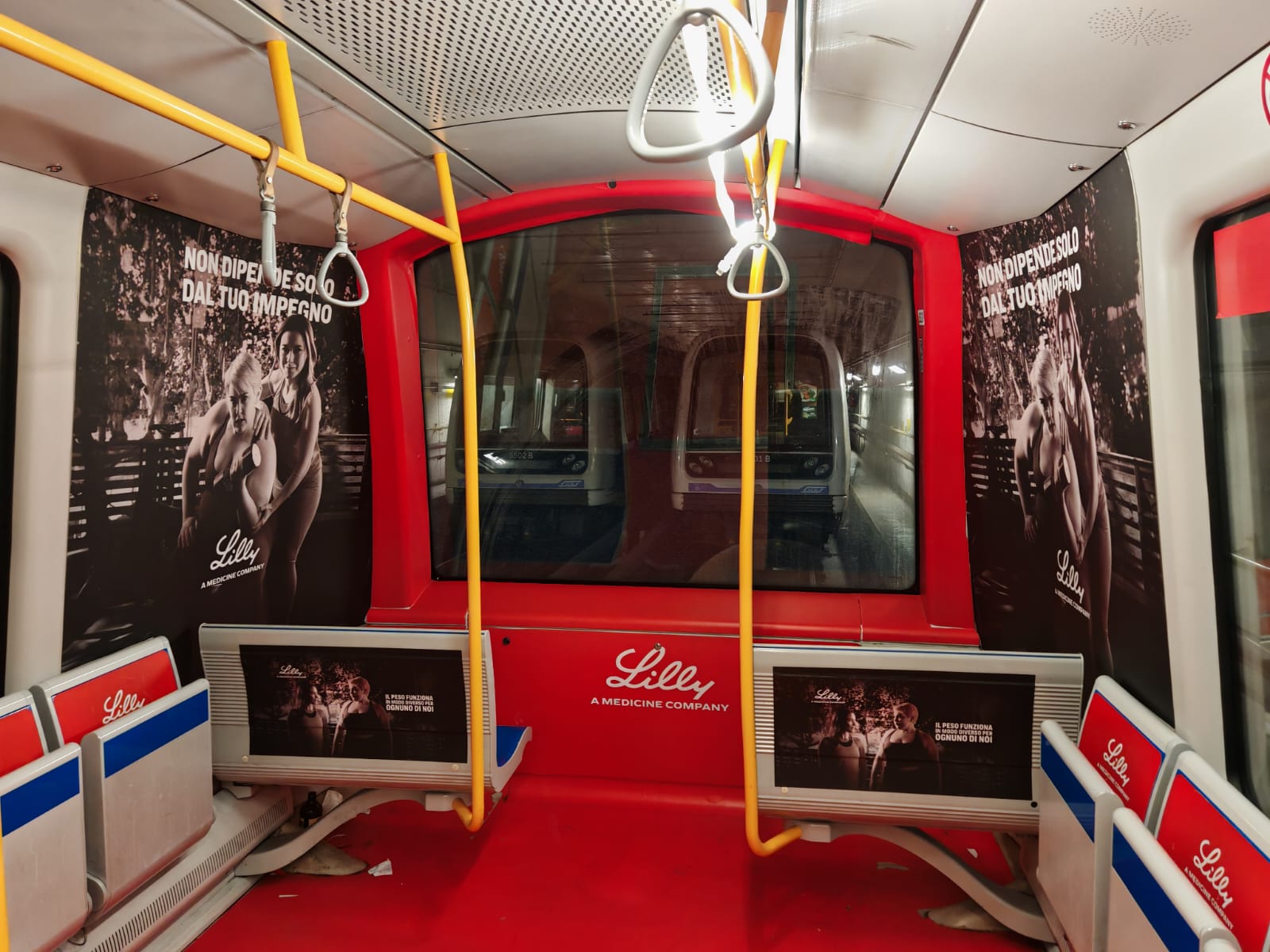 Treno M5 con allestimento Lilly in stazione