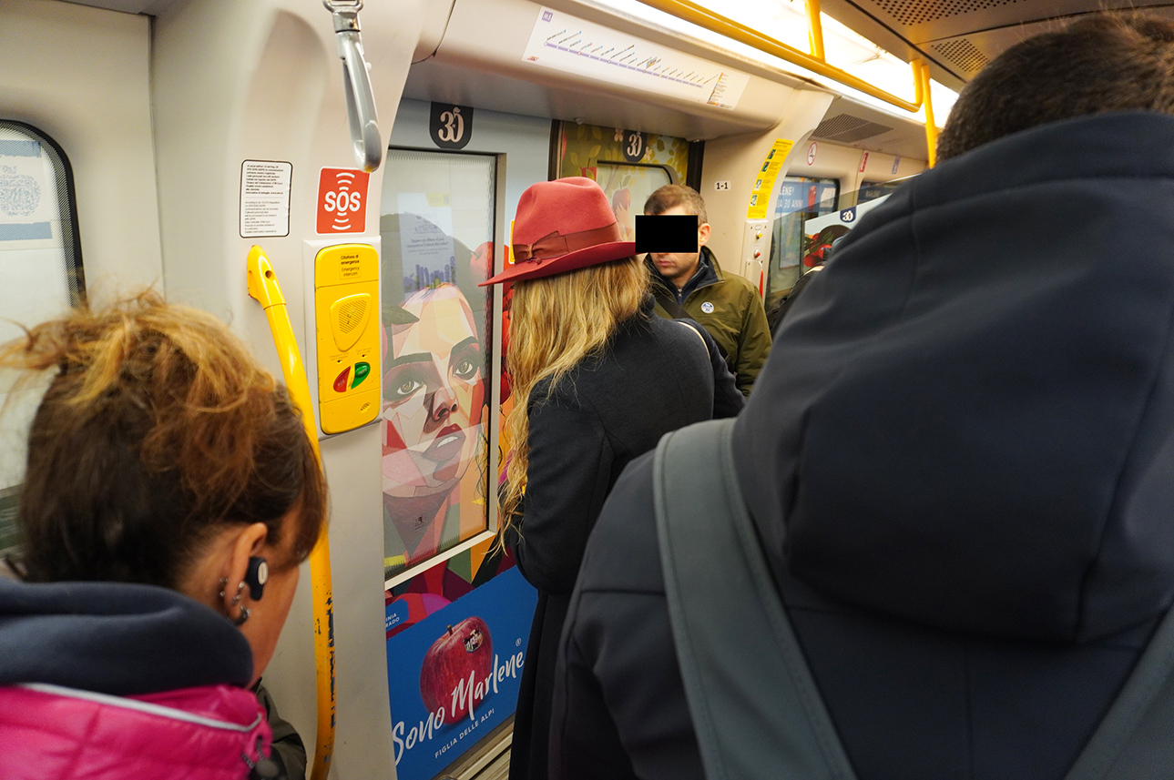 Viaggiatori a bordo di un treno allestito della Linea M5