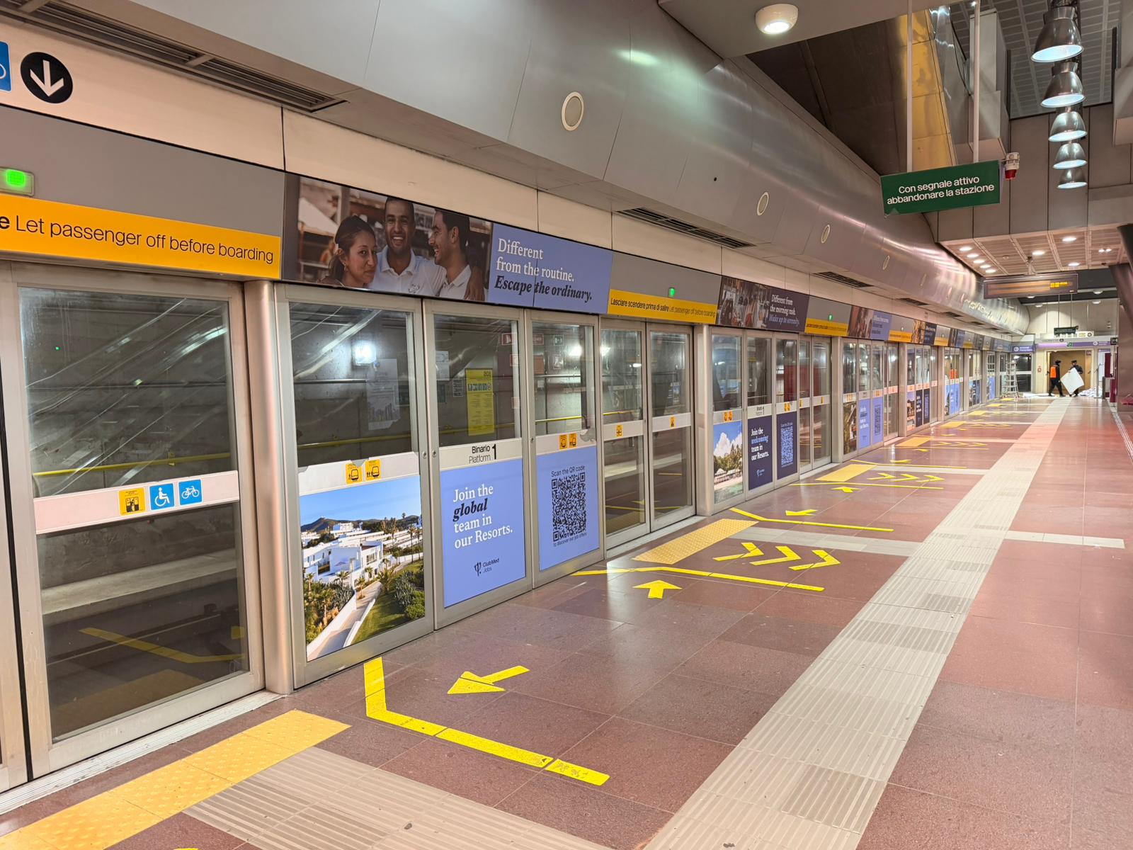Banchina di una stazione della Metropolitana M5 allestita