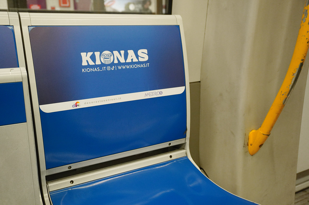 Interno di un vagone della Metropolitana M5 allestito KIONAS