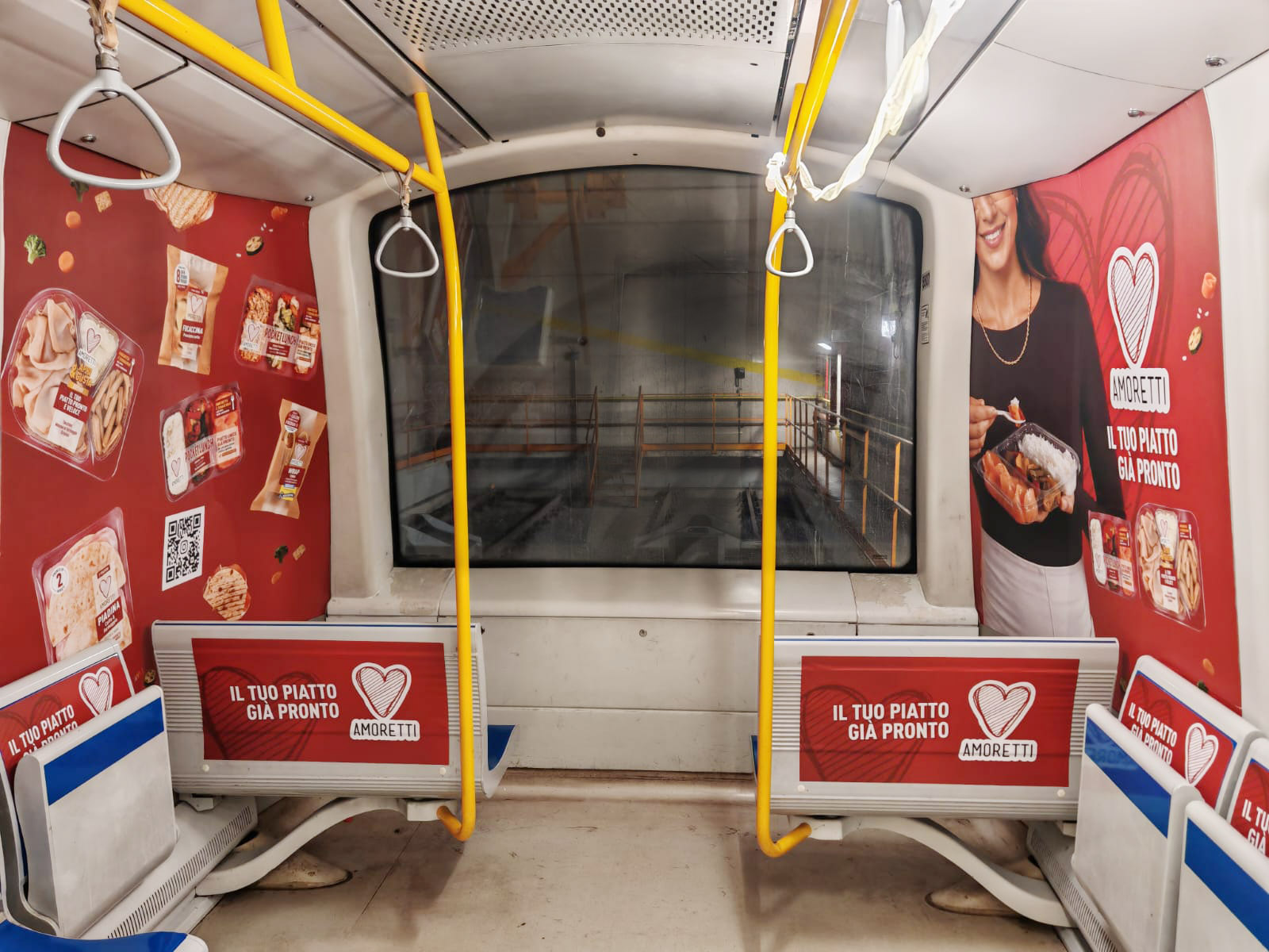 Allestimento Amoretti su treno della Metropolitana M5
