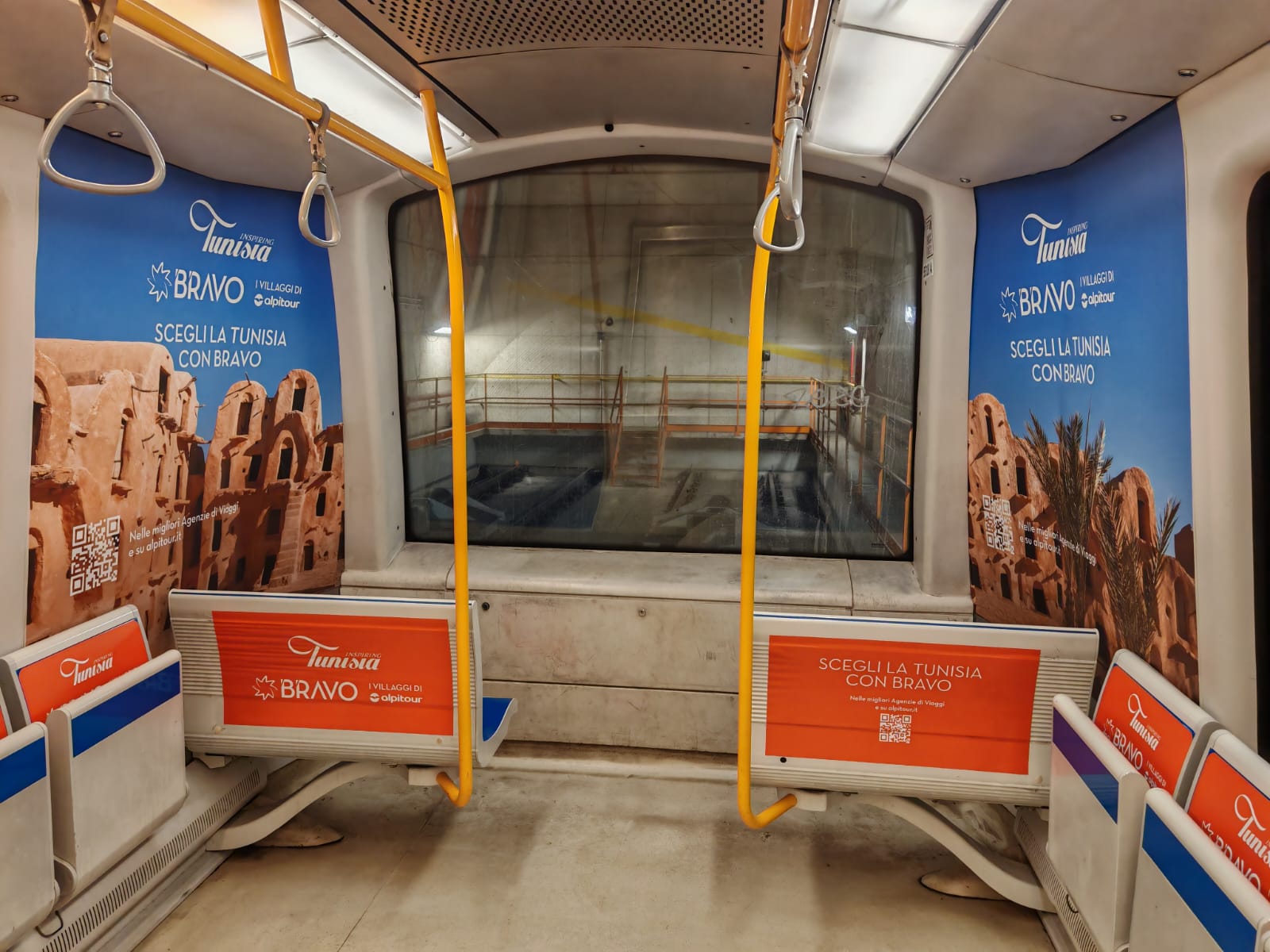 Allestimento Bravo Club Tunisia su treno della Metropolitana M5