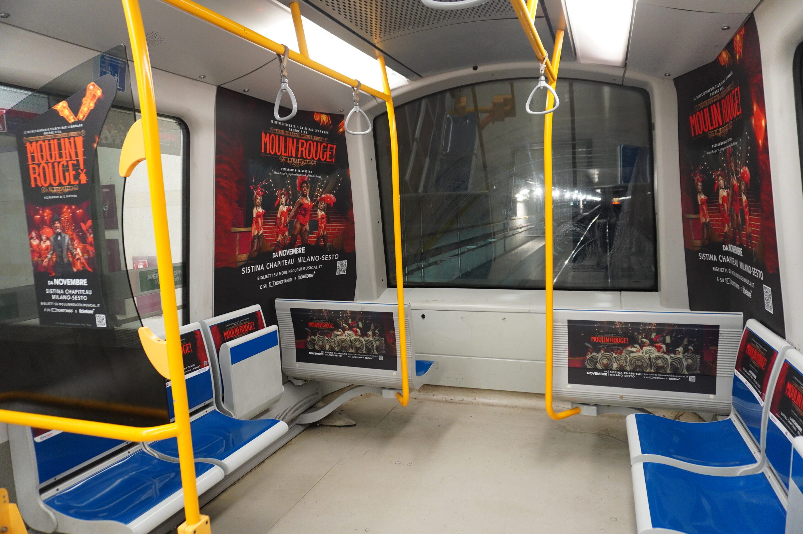 Allestimento Burlesque su treno della Metropolitana M5