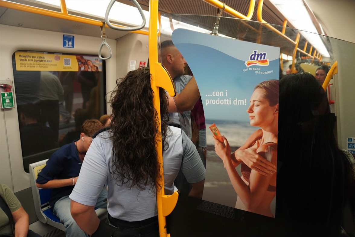 Allestimento DM Drogerie Markt su treno della Metropolitana M5