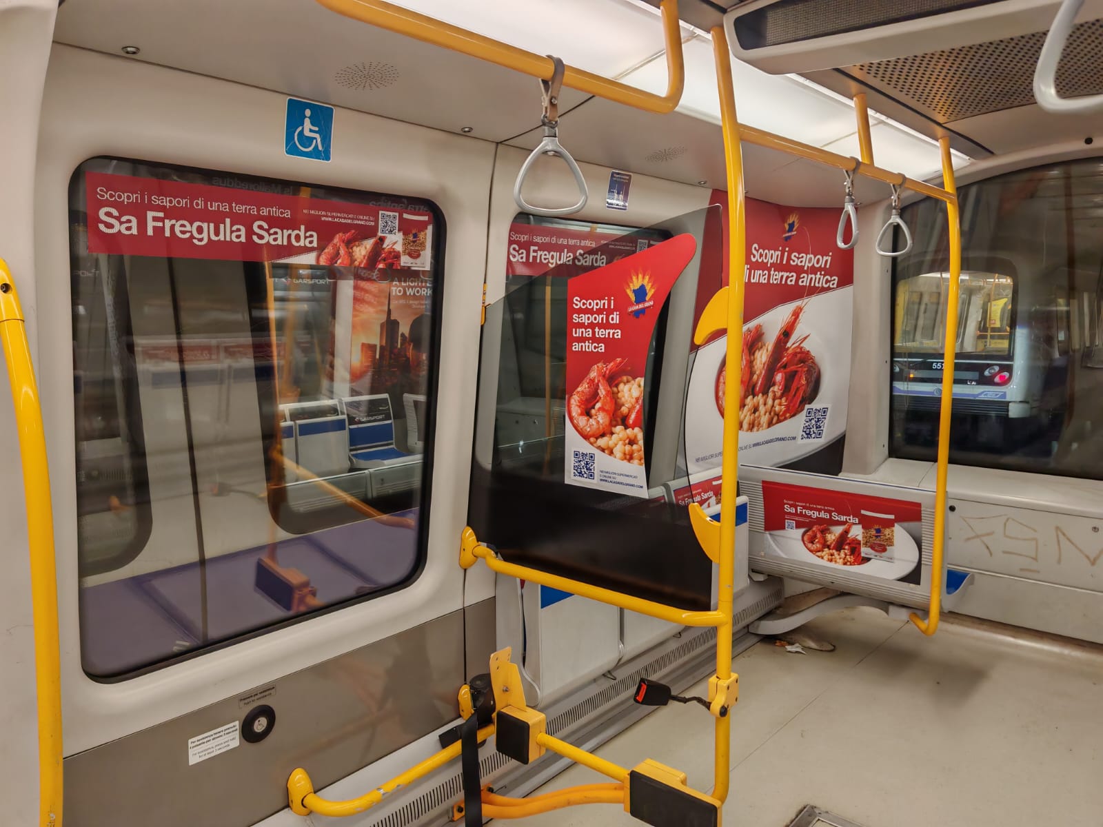 Allestimento La casa del grano su treno della Metropolitana M5