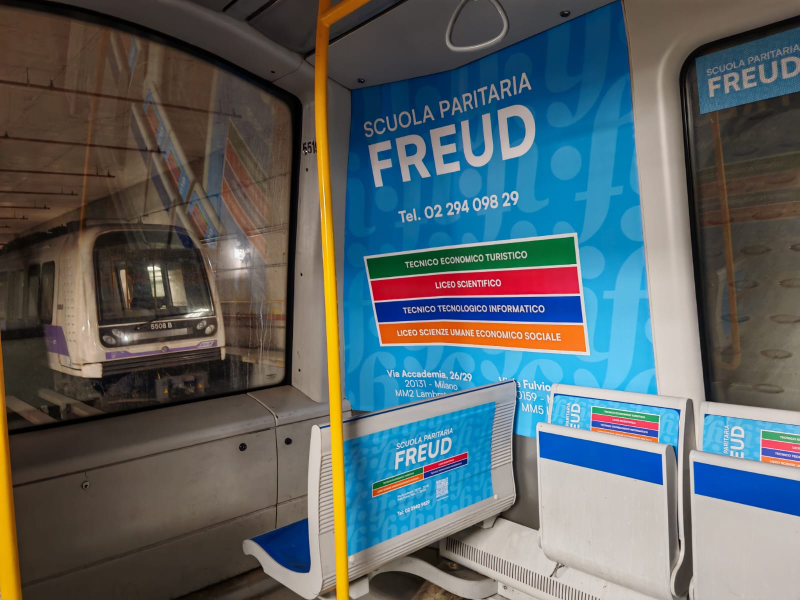 Allestimento Scuola paritaria FREUD su treno della Metropolitana M5