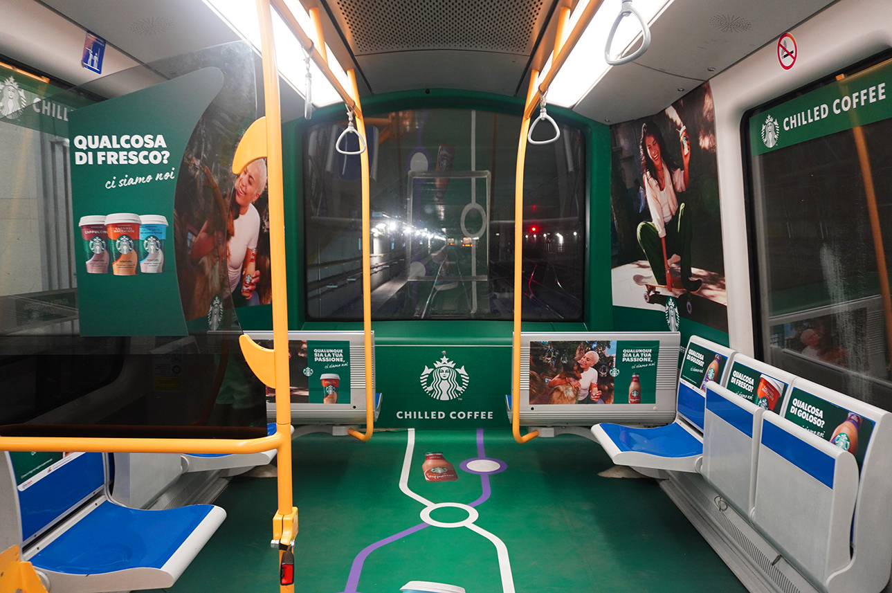 Allestimento Starbucks Chilled Coffee su treno della Metropolitana M5