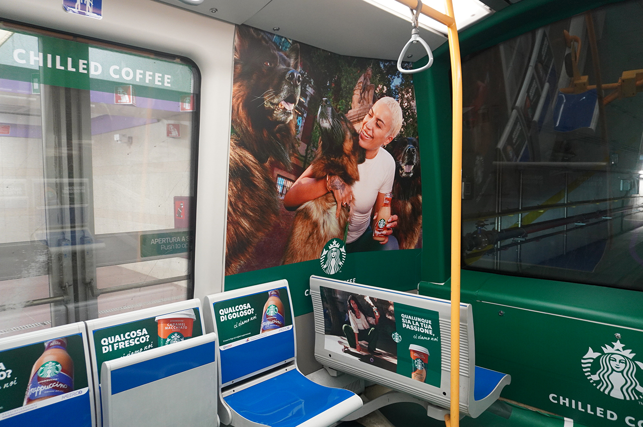 Starbucks Chilled Coffee · allestimento Total Immersive su treno M5