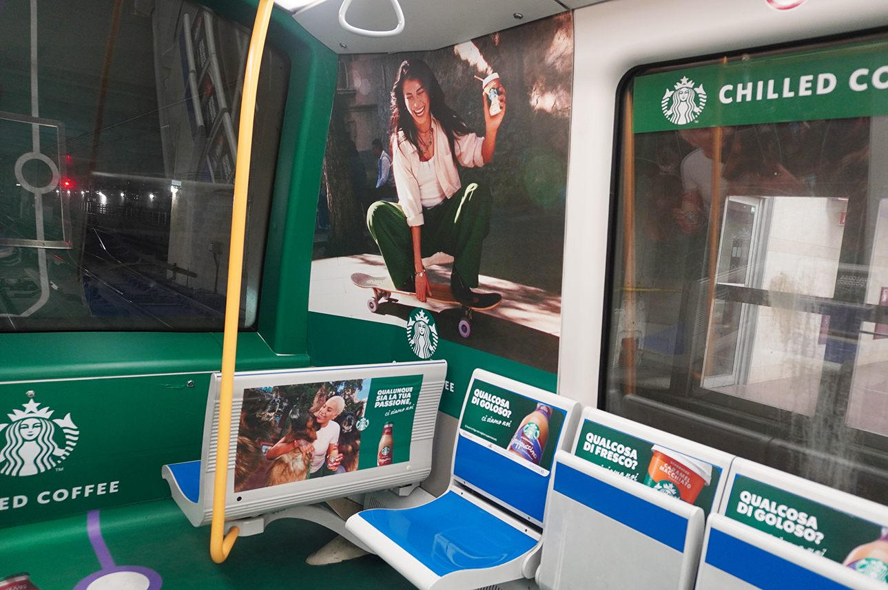 Starbucks Chilled Coffee · allestimento Total Immersive su treno M5