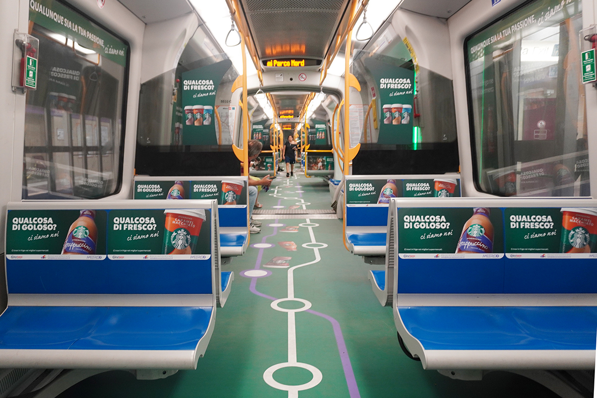 Starbucks Chilled Coffee · allestimento Total Immersive su treno M5