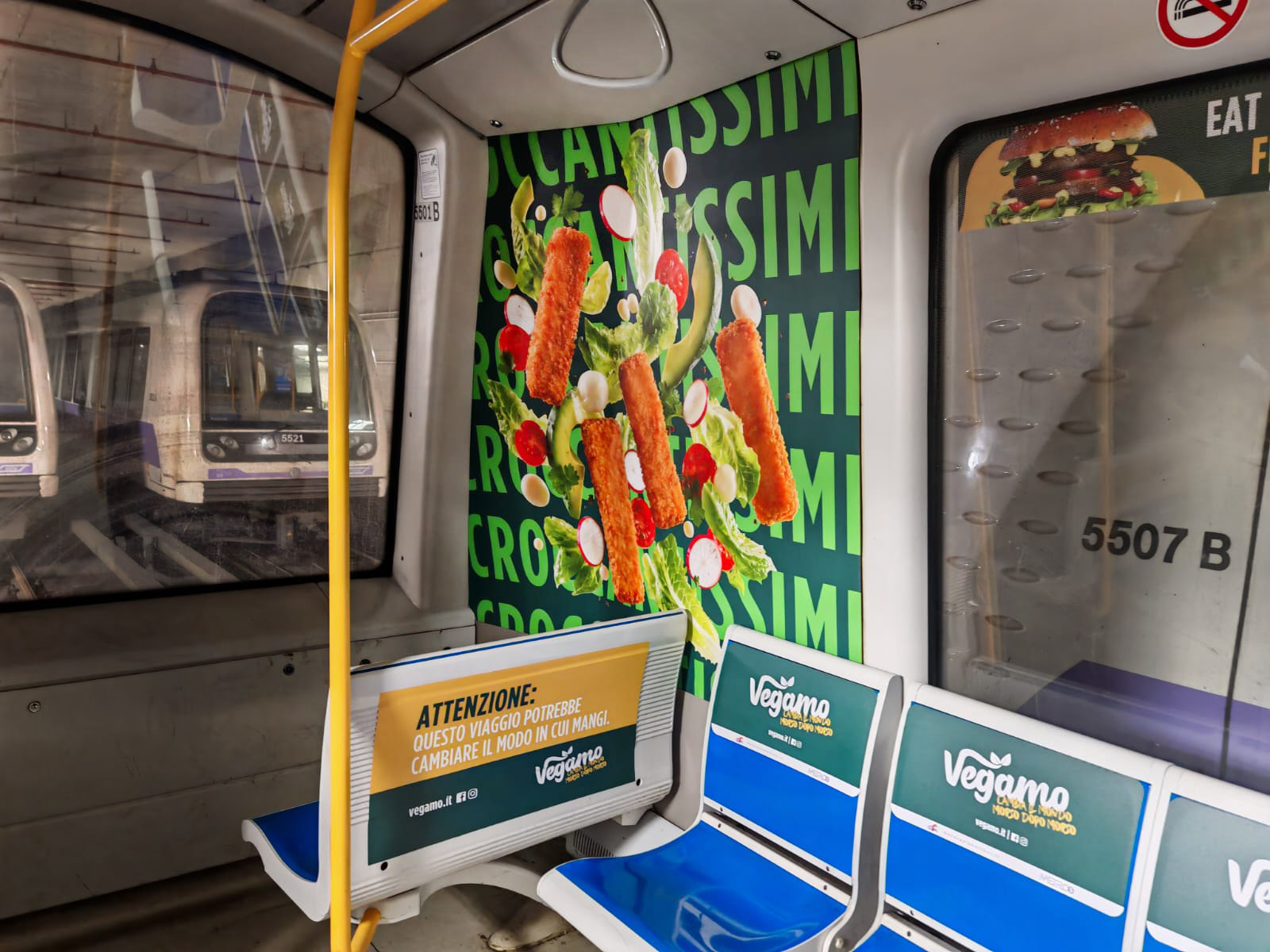 Allestimento Vegamo su treno della Metropolitana M5