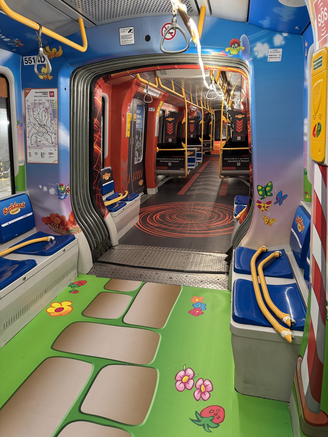 Interno di un vagone della Metropolitana M5 allestito