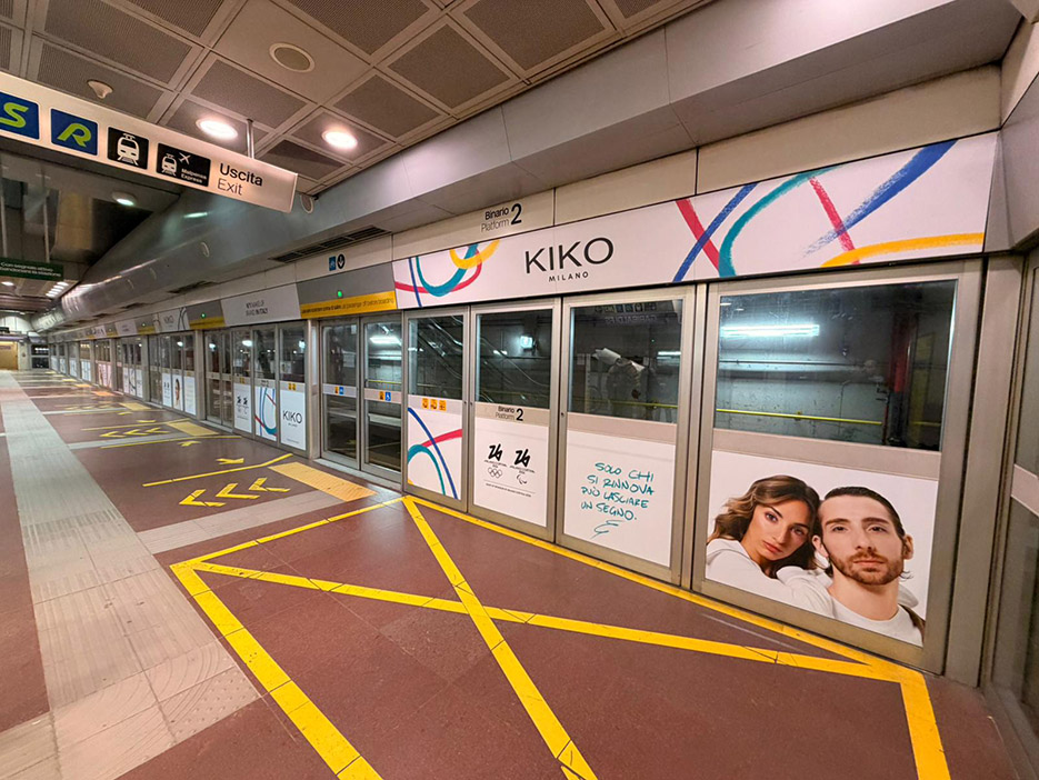 Banchina della stazione Garibaldi allestita KIKO Milano per le Olimpiadi MI.CO.26