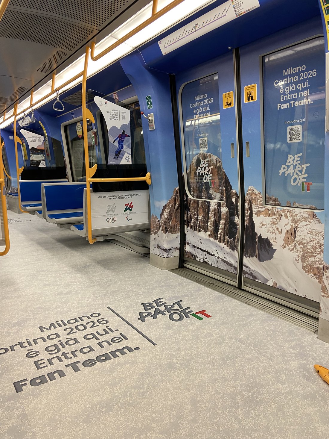 Interno di un vagone M5 con allestimento Milano Cortina 2026